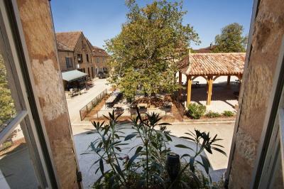 Charmante Propriete En Pierre A Deux Pas Des Commerces, Dans Une Bastide De Prestige