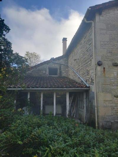 &#8364;129000 - Old 5 Bedroom House - Proche Ruffec