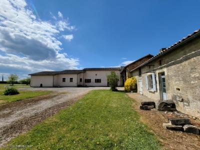 &#8364;255300 - Beautiful 4-bedroom House With Outbuildings And Lovely Garden