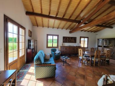 &#8364;255300 - Beautiful 4-bedroom House With Outbuildings And Lovely Garden