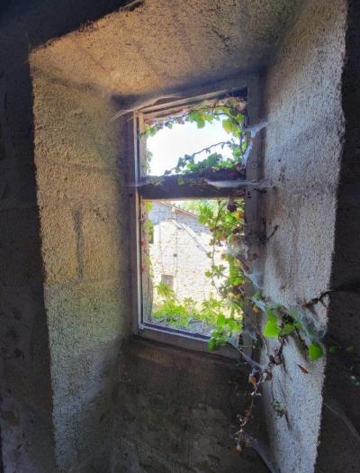 &#8364;75000 - Old Small Manor House To Renovate