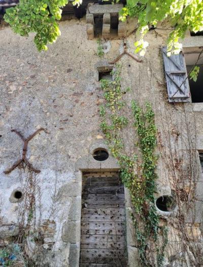 &#8364;75000 - Old Small Manor House To Renovate