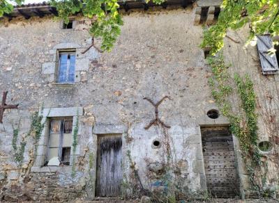 &#8364;75000 - Old Small Manor House To Renovate