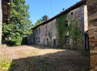 &#8364;75000 - Old Small Manor House To Renovate