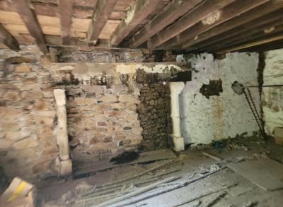 &#8364;75000 - Old Small Manor House To Renovate