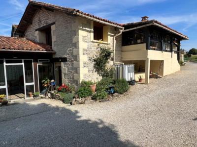 €199950 - 2 Independent Accommodations With Large Gardens And Swimming Pool