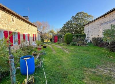 &#8364;180300 - Beautiful Farmhouse With Outbuildings And Flower-filled Courtyard