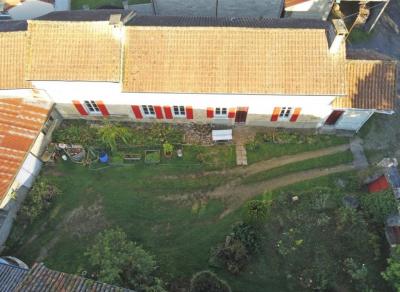 &#8364;180300 - Beautiful Farmhouse With Outbuildings And Flower-filled Courtyard