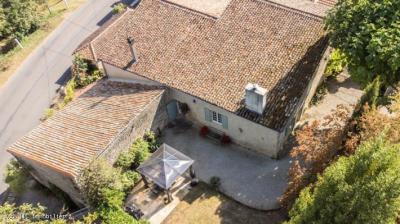 &#8364;315750 - 17th Century Unique \"relais De Poste\" Offering 4 Bedrooms And Heaps Of Character