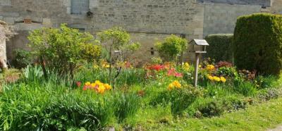 &#8364;180300 - Beautiful Farmhouse With Outbuildings And Flower-filled Courtyard