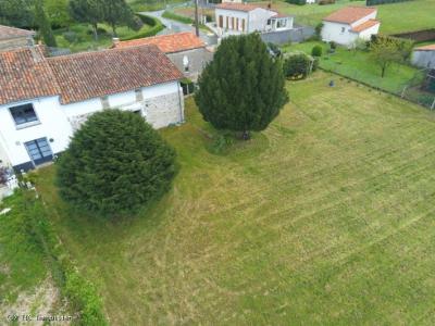 &#8364;115000 - Pretty 2 Bedroom Village House With Enclosed Garden And Lovely Views. Close To Civra