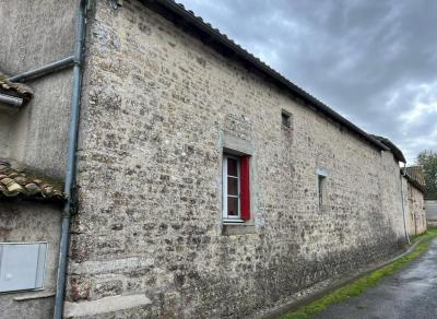 &#8364;180300 - Beautiful Farmhouse With Outbuildings And Flower-filled Courtyard