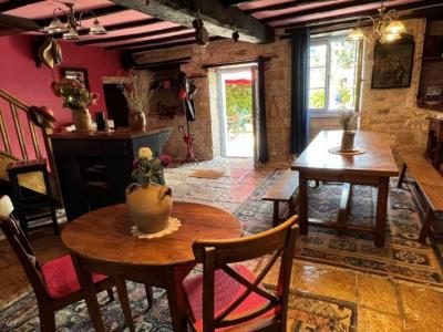 &#8364;228700 - Beautiful Charentaise House With A Pleasant Private Courtyard