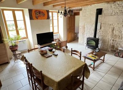 &#8364;180300 - Beautiful Farmhouse With Outbuildings And Flower-filled Courtyard