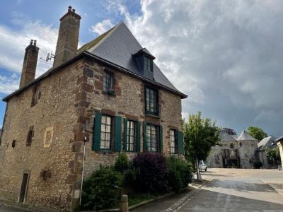 Rare Maison De Caractere Avec Terrasse En Plein Coeur De Fresnay,