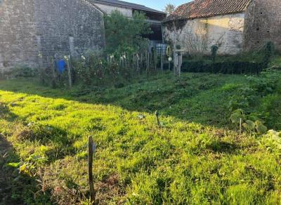 &#8364;180300 - Beautiful Farmhouse With Outbuildings And Flower-filled Courtyard