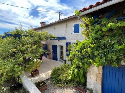 &#8364;228700 - Beautiful Charentaise House With A Pleasant Private Courtyard