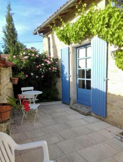 &#8364;319140 - Attractive 4 Bedroom Stone House With Separate Gite And Swimming Pool Near Mansle