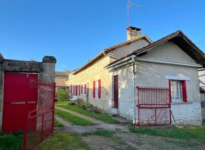 &#8364;180300 - Beautiful Farmhouse With Outbuildings And Flower-filled Courtyard