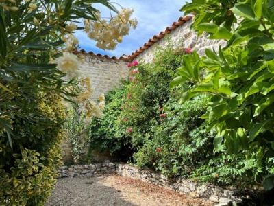 &#8364;228700 - Beautiful Charentaise House With A Pleasant Private Courtyard