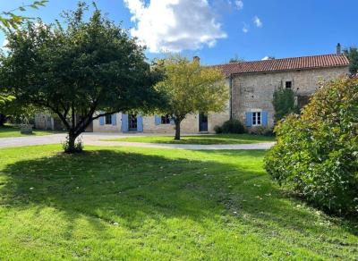 &#8364;271275 - Superb 17th Century \"gentilhommiere\" House With Over 4 Acres Of Land