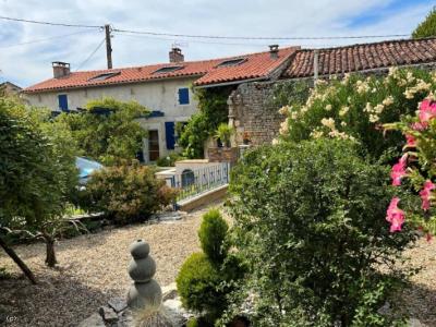 &#8364;228700 - Beautiful Charentaise House With A Pleasant Private Courtyard