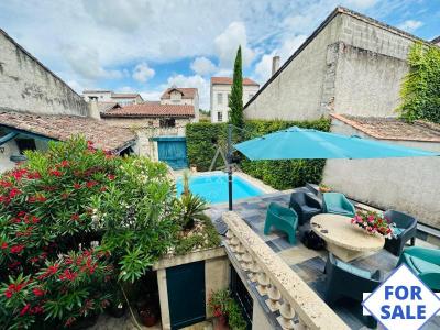 Casseneuil Grd Maison De Village Avec Patio Et Piscine