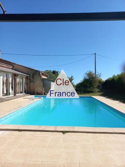 Maison De Campagne Avec Vue Dominante, Piscine Et Dependances