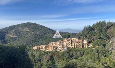 Dans Un Cadre Verdoyant Avec Vue Mer Et Collines