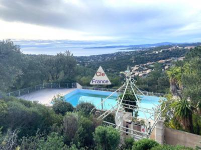 Dans Un Cadre Verdoyant Avec Vue Mer Et Collines