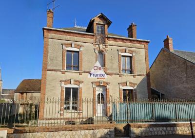 Vaste Maison Bourgeoise à Vendre à Gondreville 45