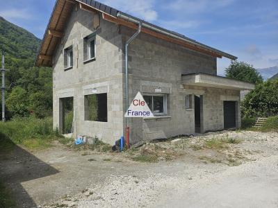 Tours-en-savoie (73790) : Maison T4 De 2023 Avec Garage Et Jardin