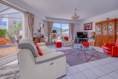 Tres Rare : Villa Sur Toit Avec Terrasseau Centre De Cavalaire-sur-mer