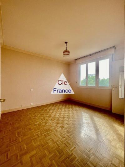 Appartement 117 M2, 3 Chambres, Balcon, Garage Et Cave, Proche Metro Et Commerces, Au Calme Vue Dega