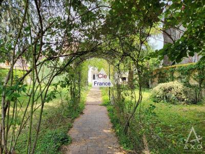 Elegante Maison De Ville Avec Jardin Arbore