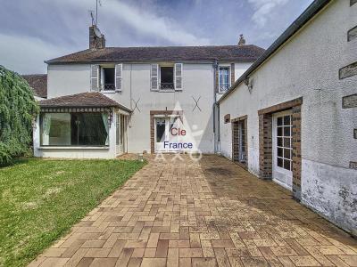 Elegante Maison De Ville Avec Jardin Arbore