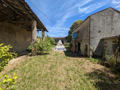 Grande Longere Et Une Grange à Renover Avec Terrain Constructible