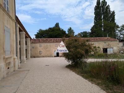 Ancienne Propriete Viticole Avec Maison De Maître Et Dependances.