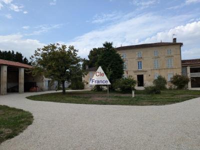 Ancienne Propriete Viticole Avec Maison De Maître Et Dependances.