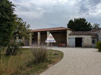 Ancienne Propriete Viticole Avec Maison De Maître Et Dependances.