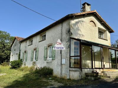 Nanteuil En Vallee, Beau Corps De Ferme