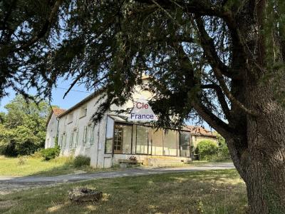 Nanteuil En Vallee, Beau Corps De Ferme