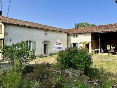 Nanteuil En Vallee, Beau Corps De Ferme