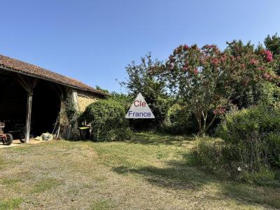 Nanteuil En Vallee, Beau Corps De Ferme