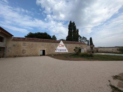 Ancienne Propriete Viticole Avec Maison De Maître Et Dependances.