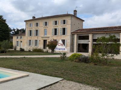 Ancienne Propriete Viticole Avec Maison De Maître Et Dependances.