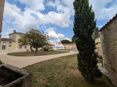 Ancienne Propriete Viticole Avec Maison De Maître Et Dependances.