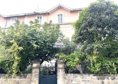 Maison De Maître De 330 M² Avec Jardin, Piscine Et Garage