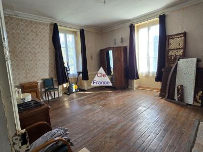 Maison De Maître à Renover Avec Dependance Et Vaste Terrain Dans Une Commune Dynamique.