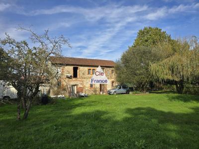 Maison De Maître à Renover Avec Dependance Et Vaste Terrain Dans Une Commune Dynamique.